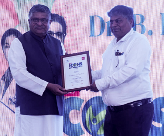 Dr. B.B. Bharti receiving the Times Icons of Health award